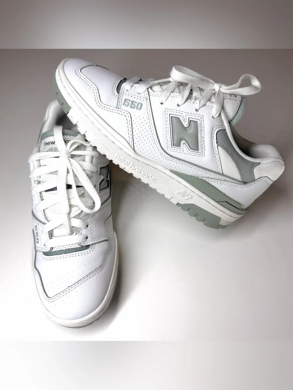 New Balance Unisex 550 White and Light Gray Athletic Sneakers Size- W 7 / M 5.5